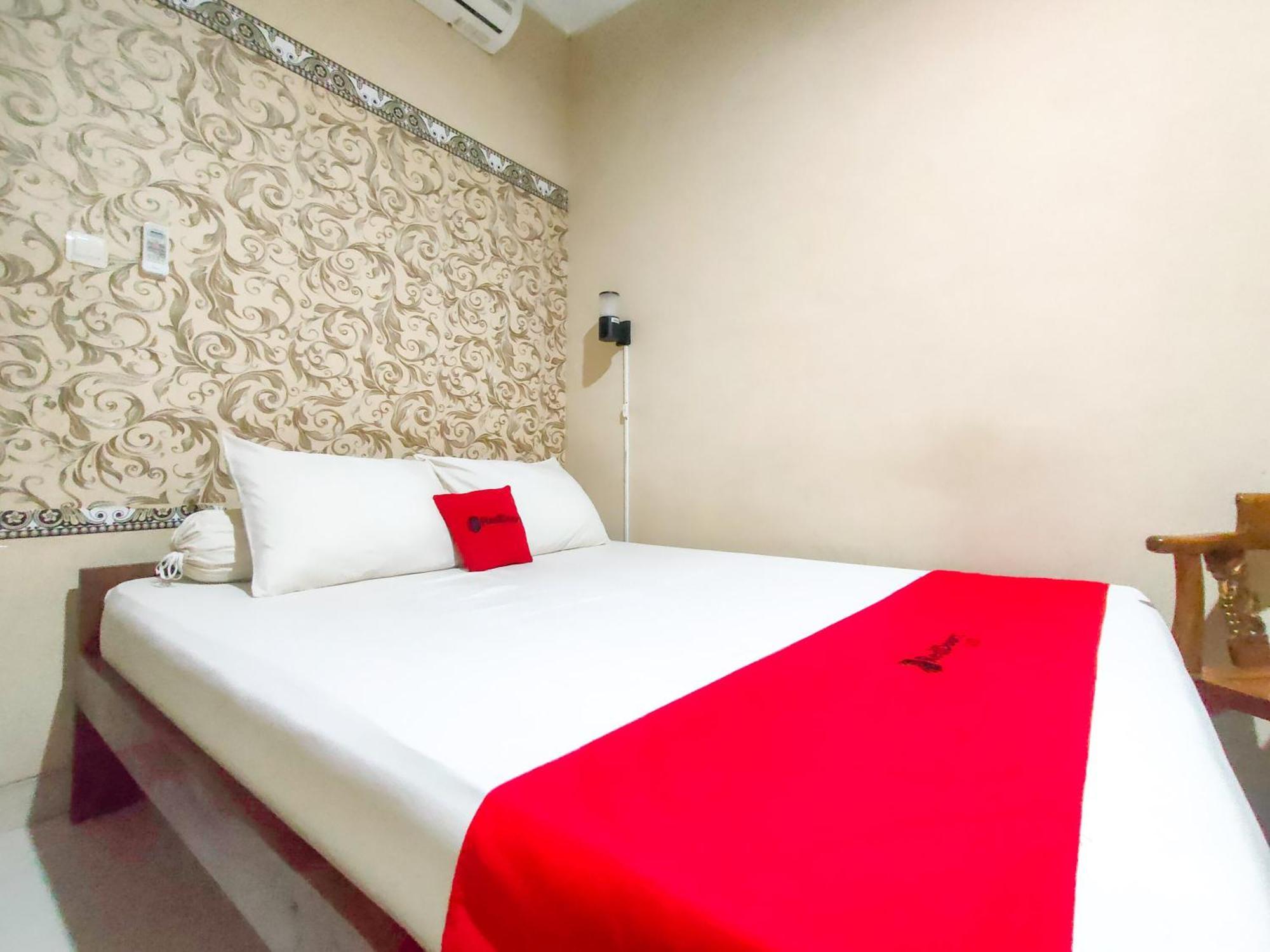 Отель Reddoorz Syariah At Graha Adi Karya Kartasura Kartosuro Экстерьер фото