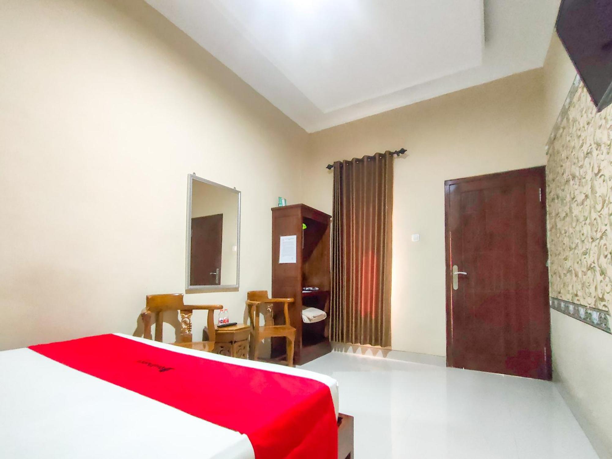 Отель Reddoorz Syariah At Graha Adi Karya Kartasura Kartosuro Экстерьер фото