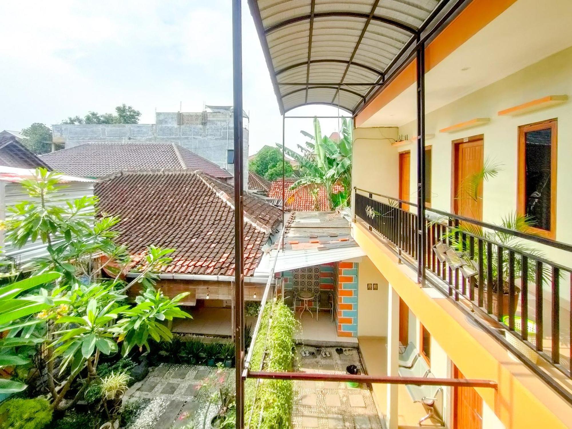 Отель Reddoorz Syariah At Graha Adi Karya Kartasura Kartosuro Экстерьер фото