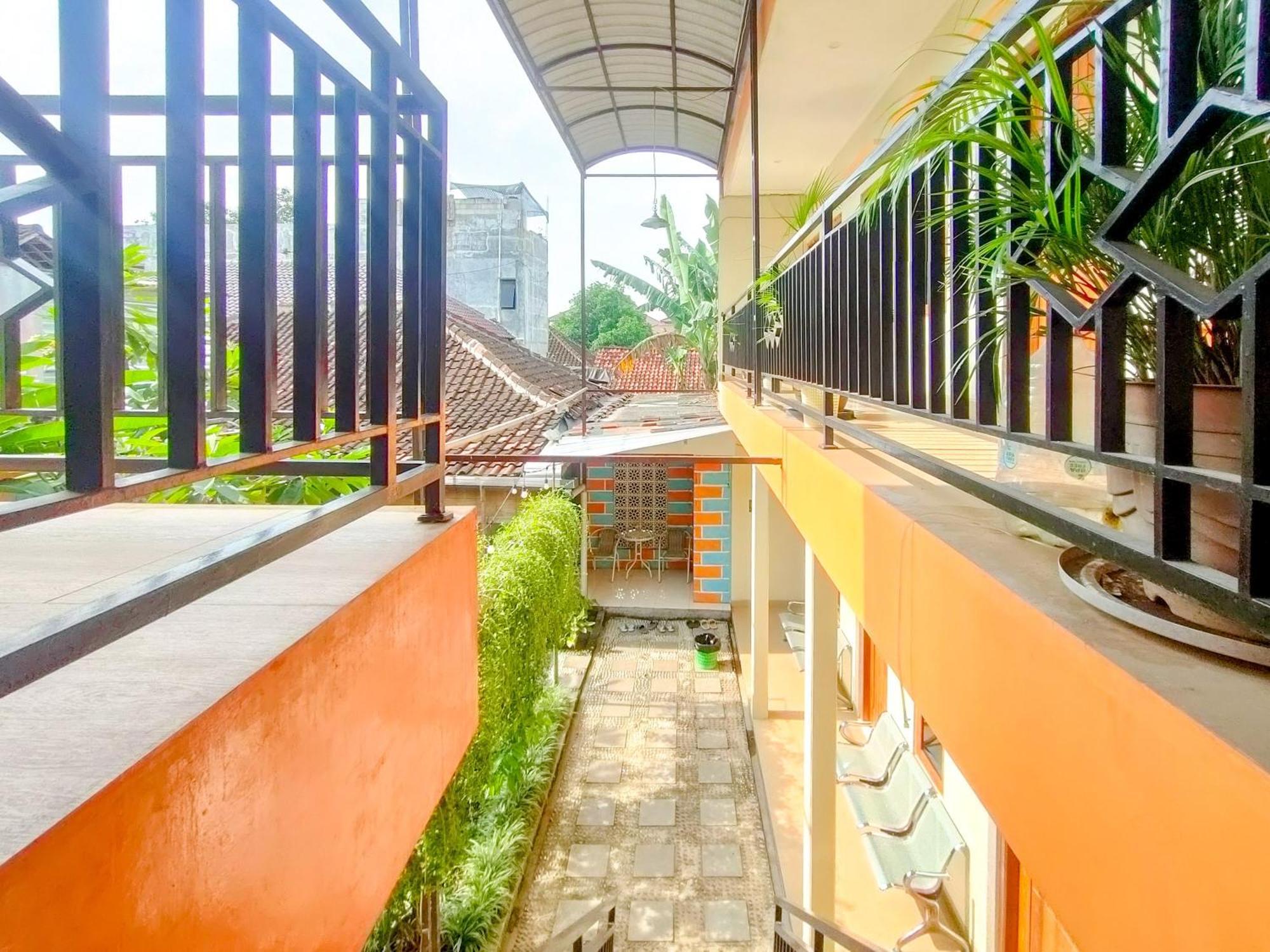 Отель Reddoorz Syariah At Graha Adi Karya Kartasura Kartosuro Экстерьер фото