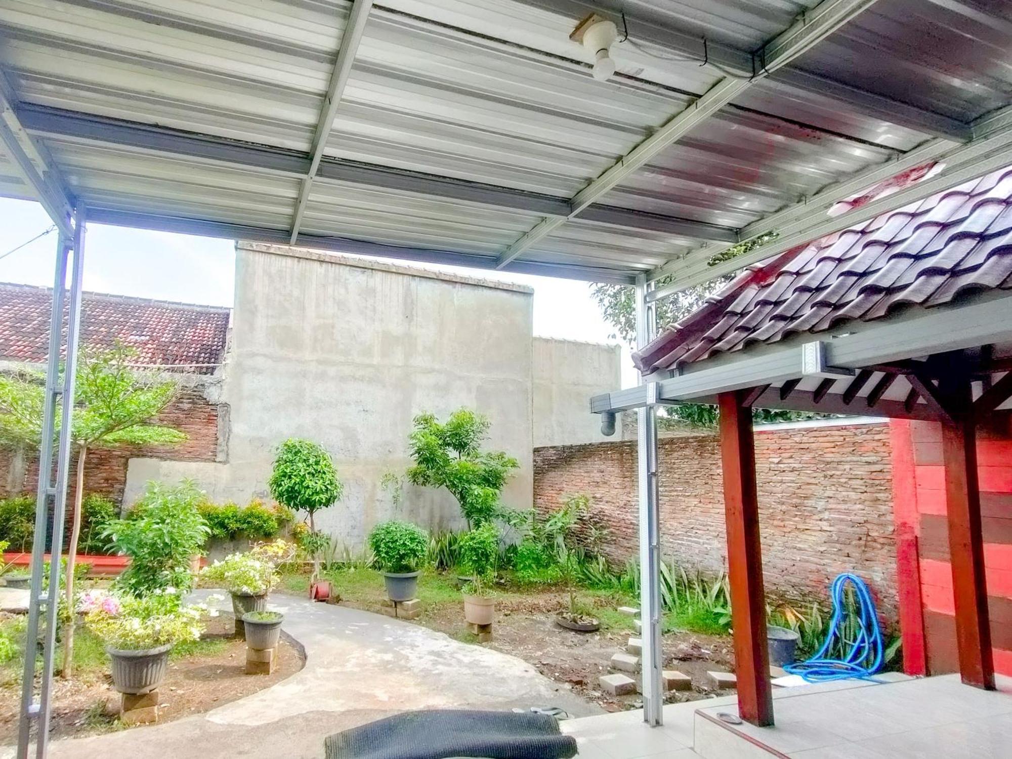 Отель Reddoorz Syariah At Graha Adi Karya Kartasura Kartosuro Экстерьер фото