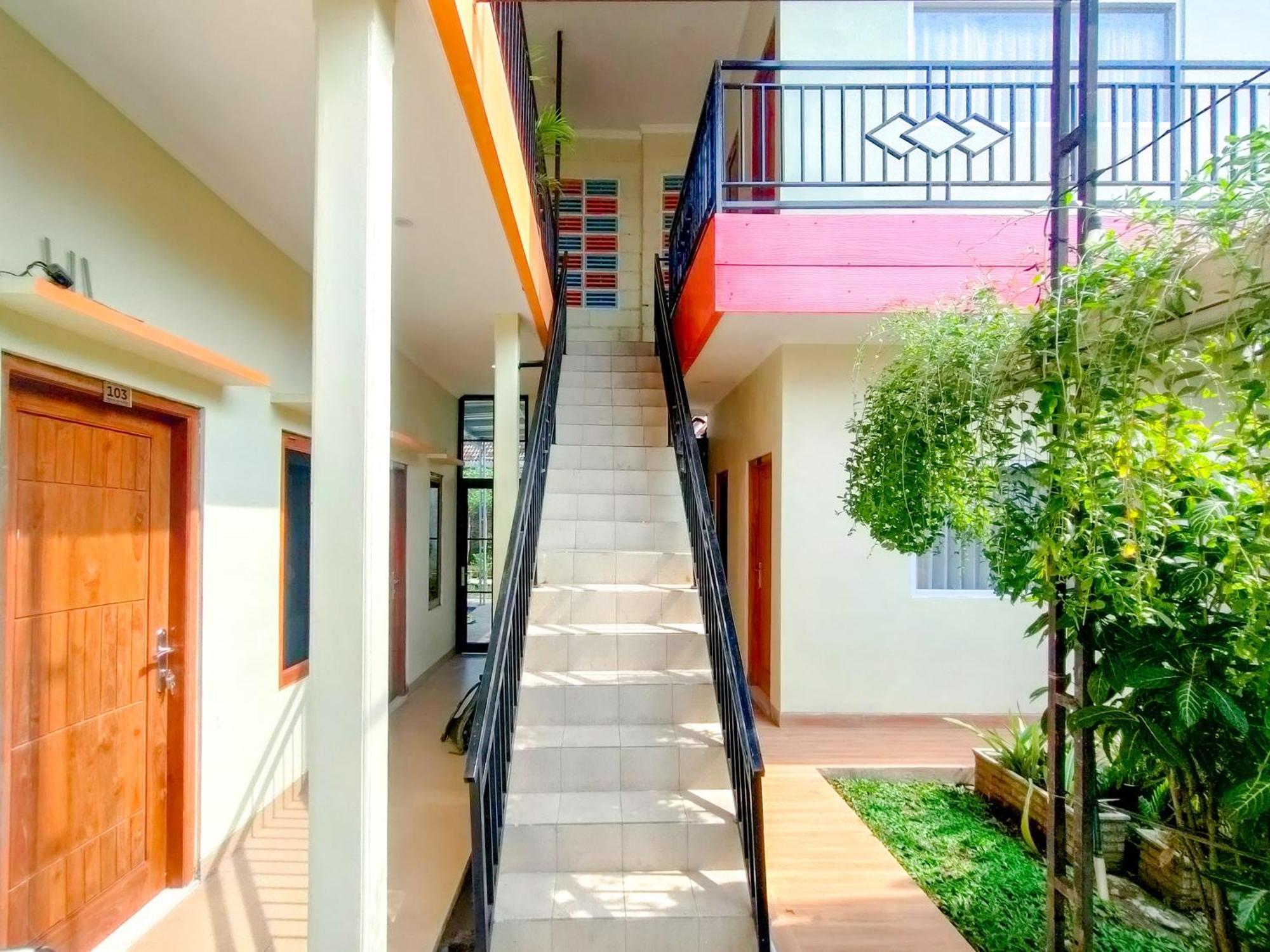 Отель Reddoorz Syariah At Graha Adi Karya Kartasura Kartosuro Экстерьер фото
