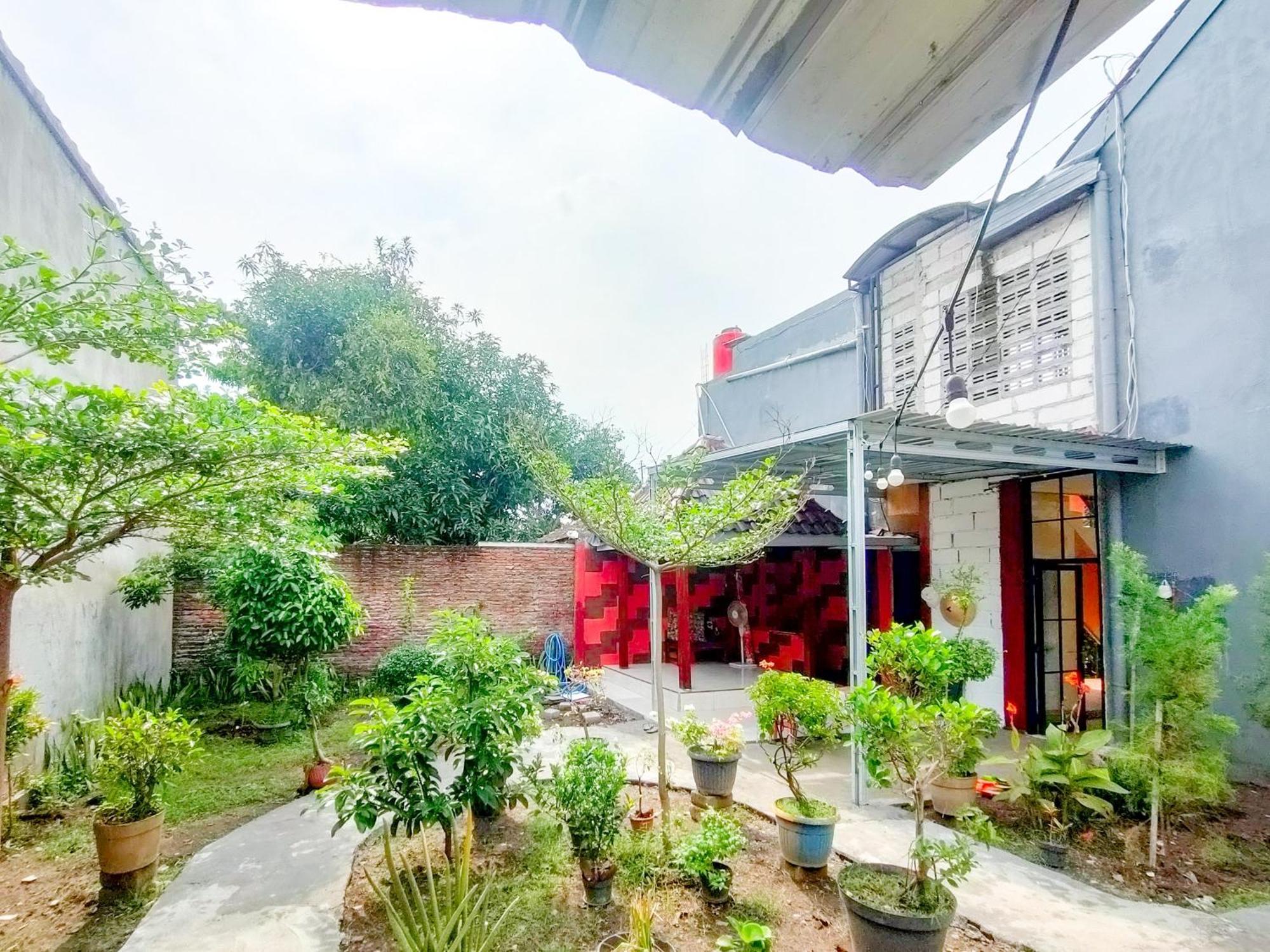 Отель Reddoorz Syariah At Graha Adi Karya Kartasura Kartosuro Экстерьер фото